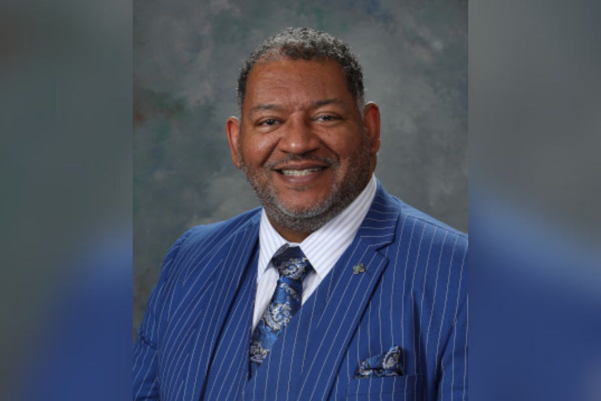 The lieutenant governor has both executive and legislative roles. Lieutenant governors are second-in-command and stand in for governors during their absences. The lieutenant governor also serves as president of the New Mexico State Senate, overseeing the body’s business during the legislative session and determining issues of decorum or rules. The lieutenant governor holds a tie-breaker vote, according to the state Constitution, but only in the Senate.